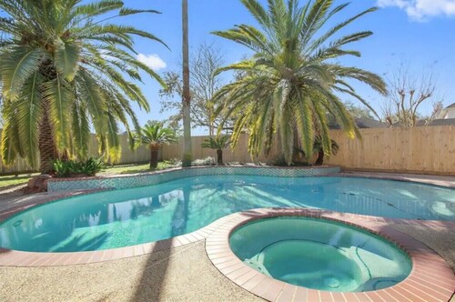 Beach Themed Oasis with Jacuzzi/Pool close to Kemah Boardwalk, Galveston, Nasa