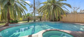 Beach Themed Oasis with Jacuzzi/Pool close to Kemah Boardwalk, Galveston, Nasa
