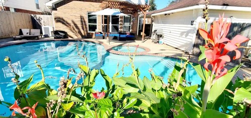Beach Themed Oasis with Jacuzzi/Pool close to Kemah Boardwalk, Galveston, Nasa