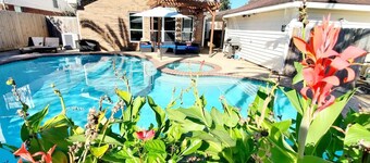 Beach Themed Oasis with Jacuzzi/Pool close to Kemah Boardwalk, Galveston, Nasa