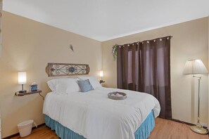 3 habitaciones, escritorio y tabla de planchar con plancha