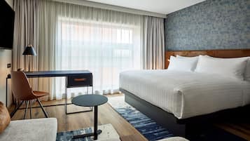 Standard Studio, 1 King Bed, Non Smoking | In-room safe, desk, laptop workspace, blackout drapes
