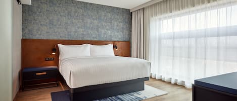 Estudio estándar, 1 cama King size | Caja de seguridad en la habitación y escritorio