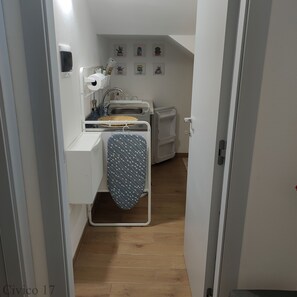 Suihku, hiustenkuivaaja, bidee, pyyhkeet