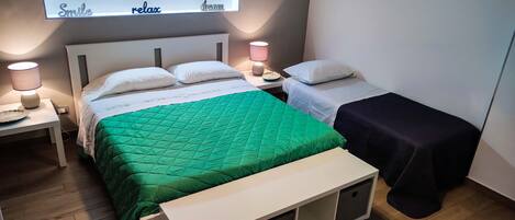 2 chambres, bureau, fer et planche à repasser, lit parapluie