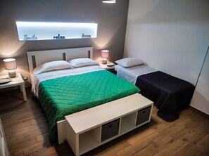 2 室のベッドルーム、デスク、アイロン / アイロン台、旅行用ベビーベッド