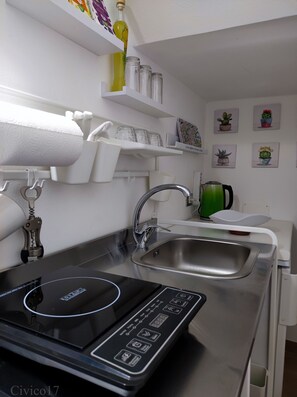 Jääkaappi, mikroaaltouuni, liesi, vedenkeitin