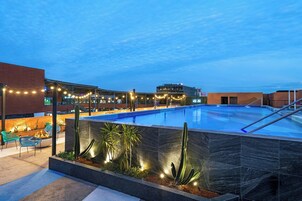 Una piscina al aire libre