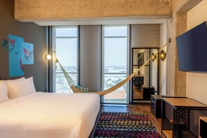 Breezy, Room, 1 King Bed | Premium bedding, down duvets, memory-foam beds, in-room safe - Aloft Guadalajara Sur (Tlajomulco de Zúñiga)