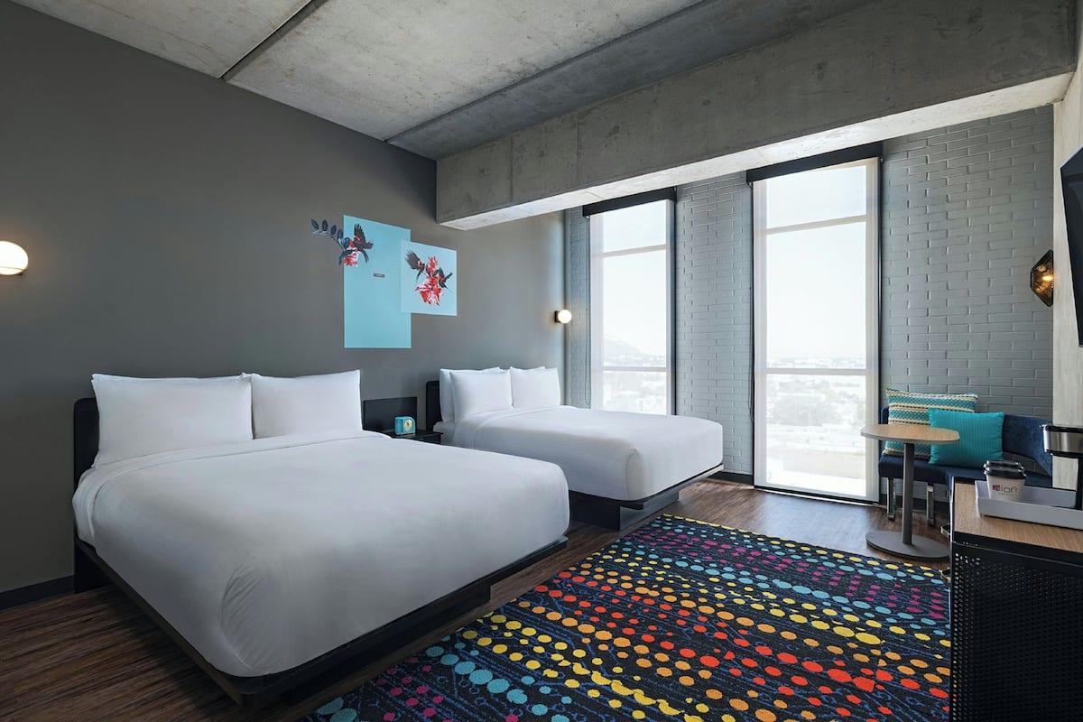 aloft, Camera, 2 letti queen | Biancheria da letto di alta qualità, copriletto in piuma