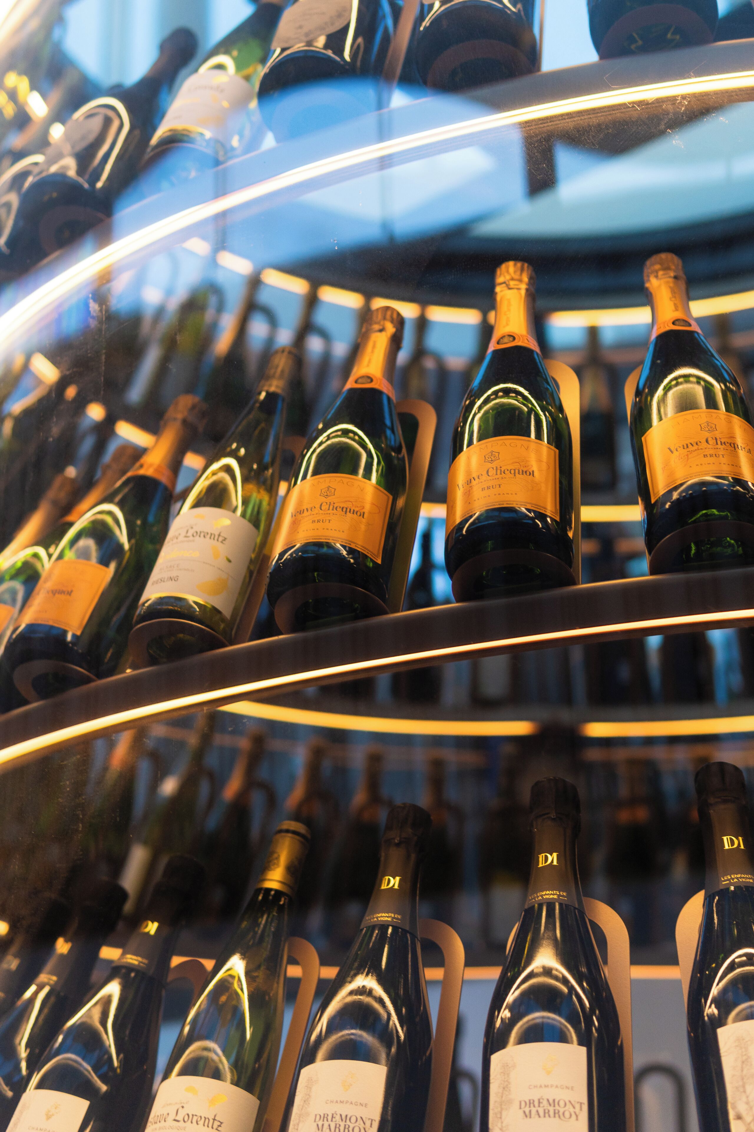 Exhibición de botellas de vino en una tienda.