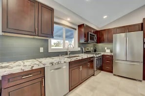 Frigorifero, microonde, forno, piano cottura