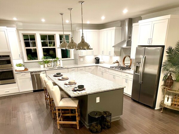 Private kitchen - Luxury Traveler's Haven minutes to Buckhead/Lenox/Stadiums (Brookhaven)