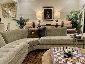 TV - Luxury Traveler's Haven minutes to Buckhead/Lenox/Stadiums (Brookhaven)