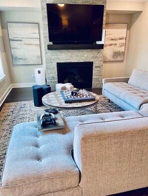 TV - Luxury Traveler's Haven minutes to Buckhead/Lenox/Stadiums (Brookhaven)