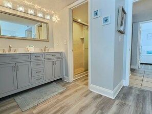 Combined shower/tub, hair dryer, towels - Updated Siesta Key Vacation Rental at Bay Oaks (Siesta Key)