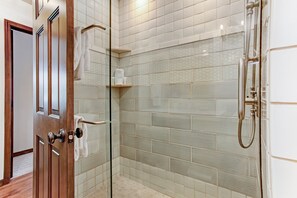 Douche, sèche-cheveux, serviettes fournies, shampoing