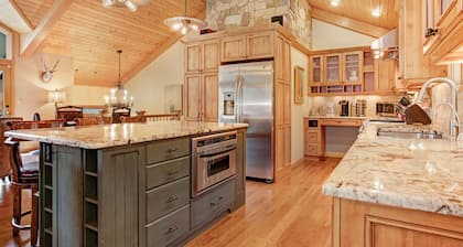 Beautifully Renovated Chalet, Private Hot Tub, Dog Friendly, Game Tables