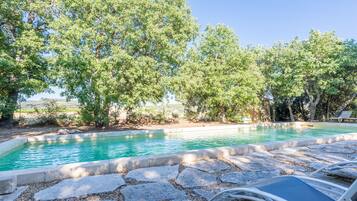 Een buitenzwembad en een verwarmd zwembad