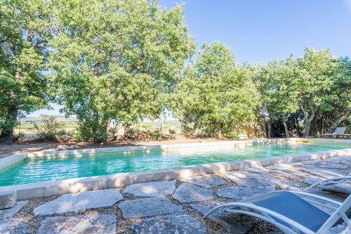 Cosy cottage near Roussillion, air-conditioned, 14m heated pool,  large grounds.