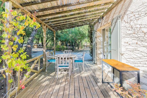 Cosy cottage near Roussillion, air-conditioned, 14m heated pool,  large grounds.