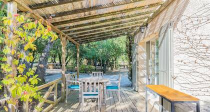 Cosy cottage near Roussillion, air-conditioned, 14m heated pool, large grounds.
