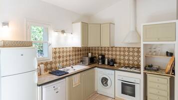 Een koelkast, een microgolfoven, een oven, een kookplaat