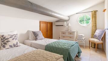 2 slaapkamers, een strijkplank/strijkijzer, reisbedje, gratis wifi