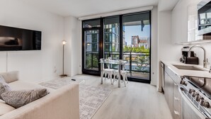 Un apartamento moderno con sala de estar, comedor y cocina.