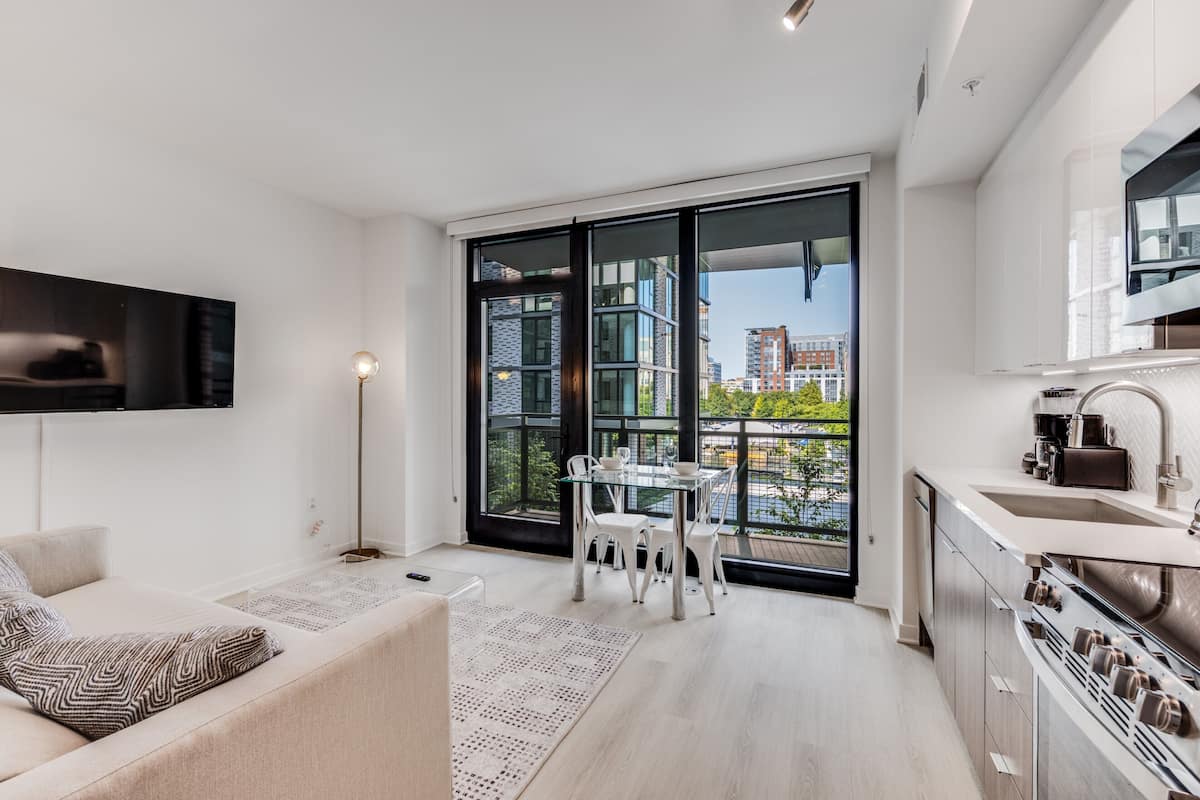 Un apartamento moderno con sala de estar, comedor y cocina.