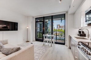 Departamento de lujo, 1 habitación, balcón (Room décor/layout/colors vary by unit) | Área de sala de estar | Televisión de pantalla plana, Netflix y servicios de streaming 