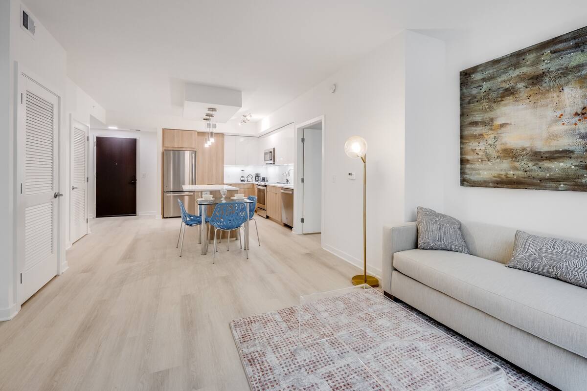 Un apartamento moderno con comedor, cocina y sala de estar.