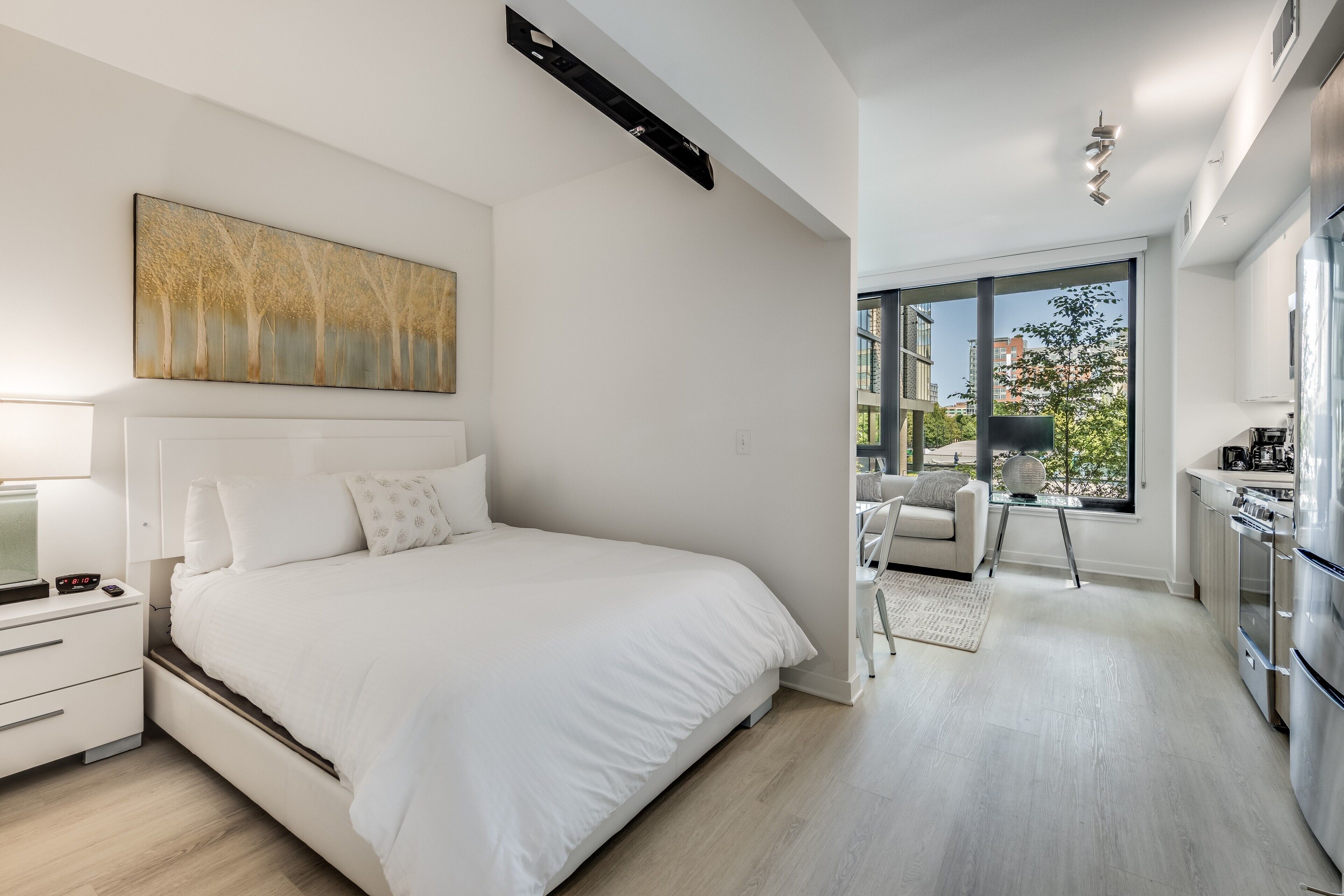 Luksushuoneisto, 1 makuuhuone, parveke (Room décor/layout/colors vary by unit) | Ylelliset vuodevaatteet, kannettavalle tietokoneelle sopiva työtila