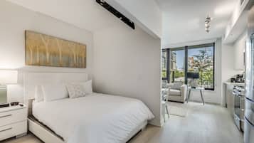 Luksushuoneisto, 1 makuuhuone, parveke (Room décor/layout/colors vary by unit) | Ylelliset vuodevaatteet, kannettavalle tietokoneelle sopiva työtila