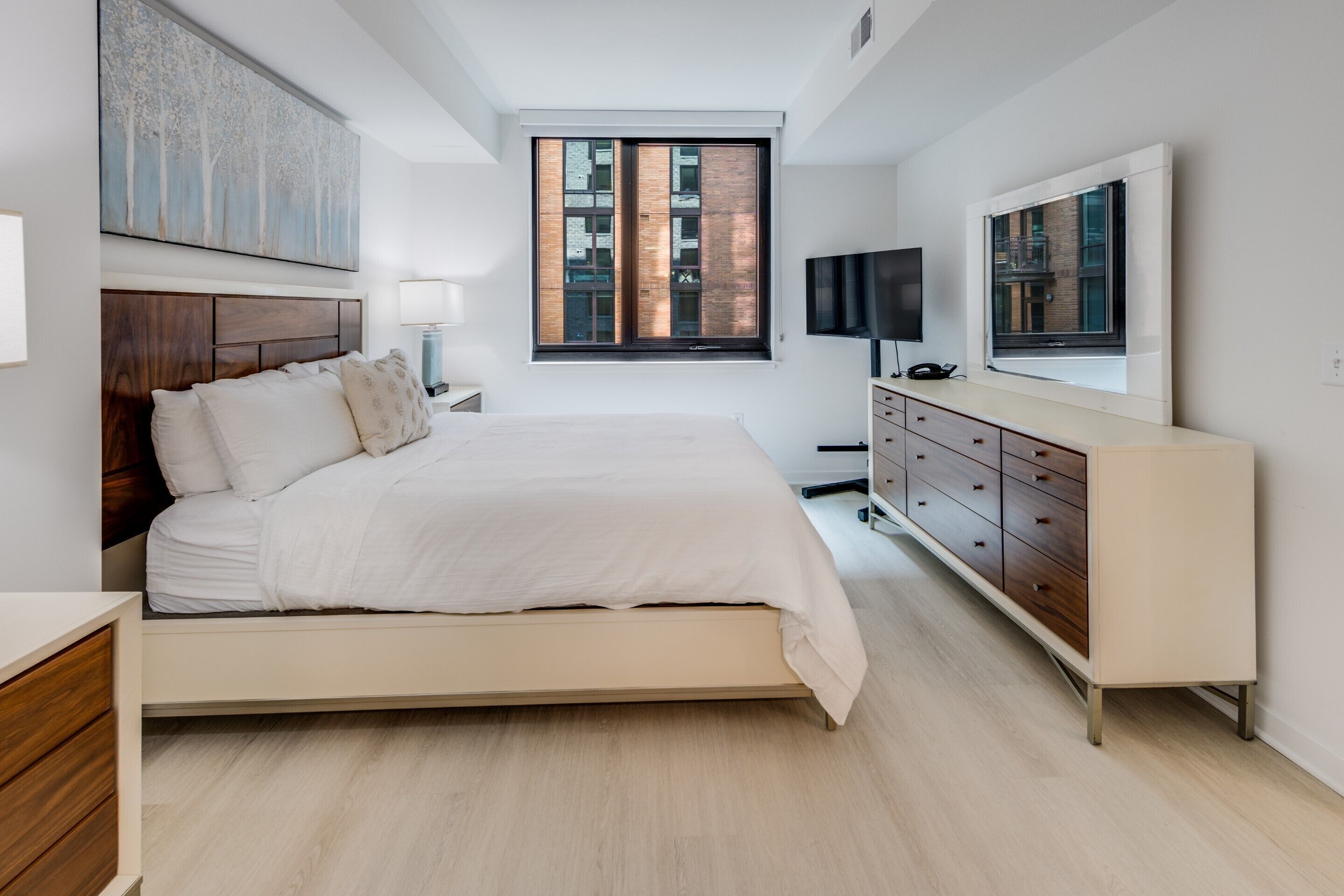 Ropa de cama de alta calidad y espacio para trabajar con un portátil