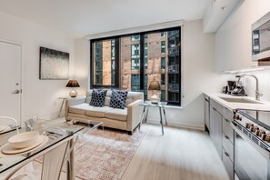 Apartamento superluxo, 1 quarto (Room décor/layout/colors vary by unit) | Área de estar | TV de tela plana 42 polegadas com canais a cabo, TV, Netflix