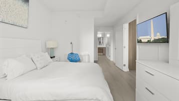 Appartamento Luxury, 2 camere da letto, balcone (Room décor/layout/colors vary by unit) | 1 camera, biancheria da letto di alta qualità, postazione laptop