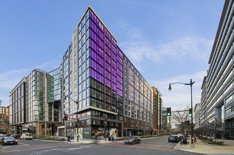 Global Luxury Suites at Capitol Hill - Image 15