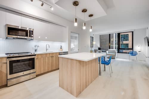 Apartamento de lujo, 2 habitaciones (Room décor/layout/colors vary by unit) | Cocina privada | Frigorífico grande, microondas, horno y placa de cocina