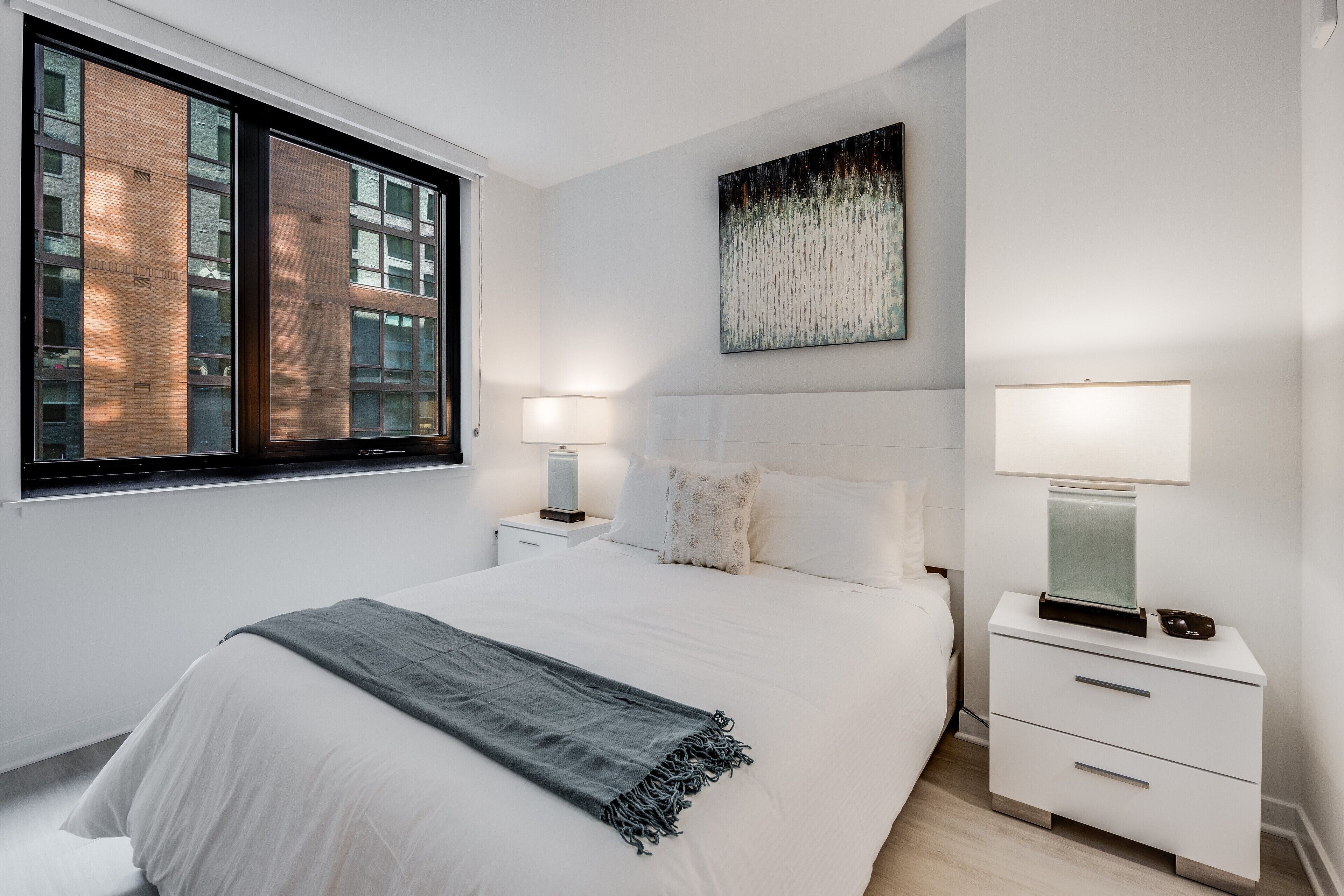 Ropa de cama de alta calidad y espacio para trabajar con un portátil