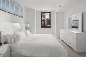 Departamento de lujo, 2 habitaciones, balcón (Room décor/layout/colors vary by unit) | Ropa de cama de alta calidad y espacio para trabajar con laptop 