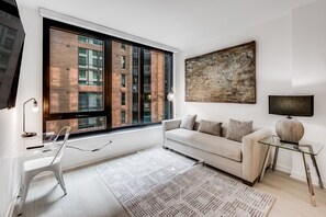 Apartamento luxo, 1 quarto (Room décor/layout/colors vary by unit) | Área de estar | TV de tela plana 42 polegadas com canais a cabo, TV, Netflix