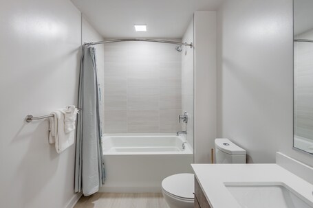 Global Luxury Suites at Capitol Hill - Image 106
