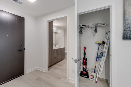 Global Luxury Suites at Capitol Hill - Image 109