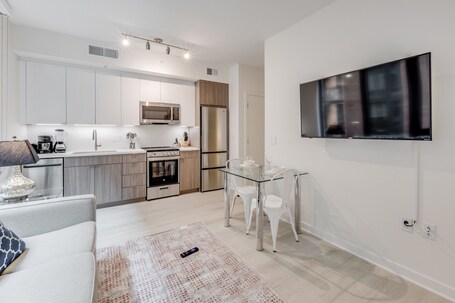Global Luxury Suites at Capitol Hill - Image 59