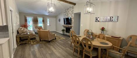 TV connectée, cheminée, chaîne hi-fi