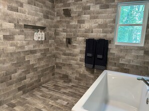 Badewanne, Haartrockner, Handtücher, Seife