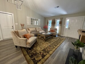 Smart TV, fireplace, stereo - Amazing renovated family home for a perfect stay!🥰 (Lawrenceville)