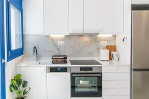 Fridge, oven, stovetop, dishwasher
