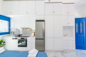 Jääkaappi, uuni, liesi, astianpesukone